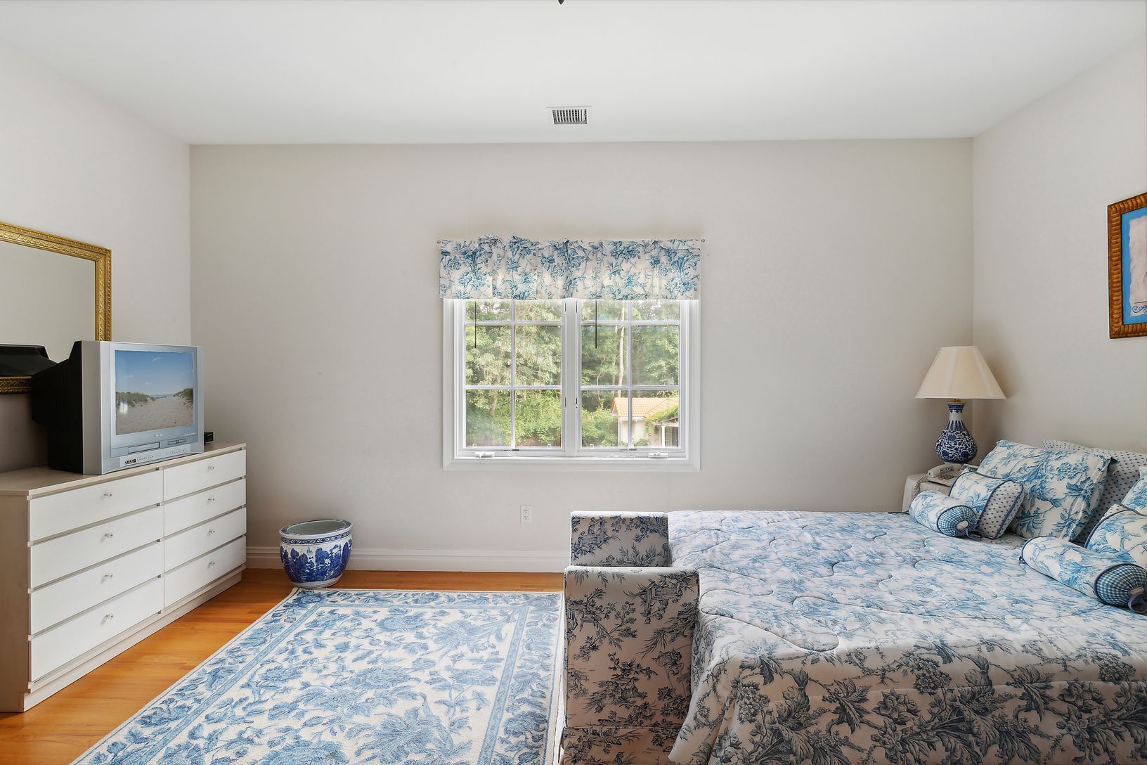  Guest bedroom ensuite / Second floor