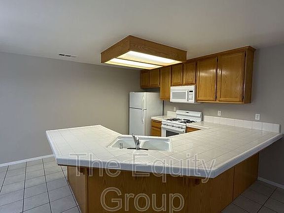 4th image of 2918 N Terrace St