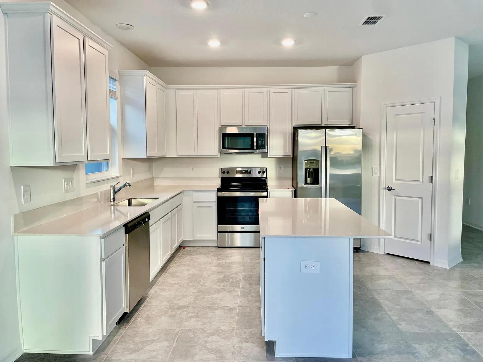 4 bed, 1853 sqft, $2,250 — Photo 2
