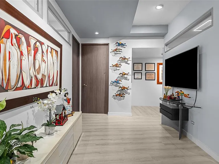 301 Gallardo Office #M — Photo 5