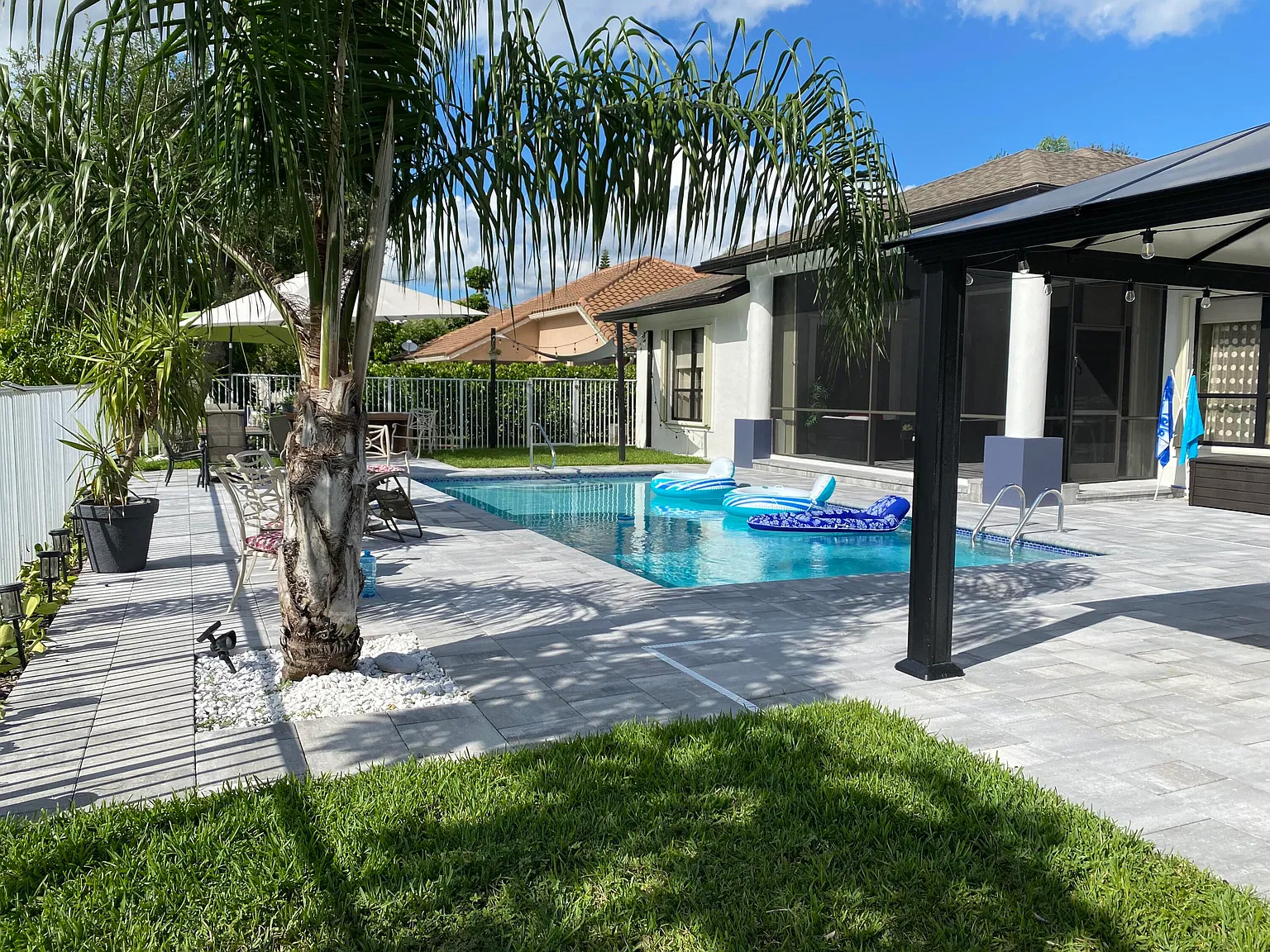 3 bed, 2.5 bath, 2423 sqft, $9,500 — Photo 1