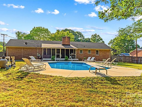 3rd image of 868 Fieldstone Rd