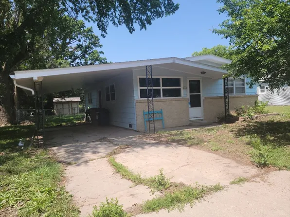 313 N Madison Ave, Sedgwick, KS 67135