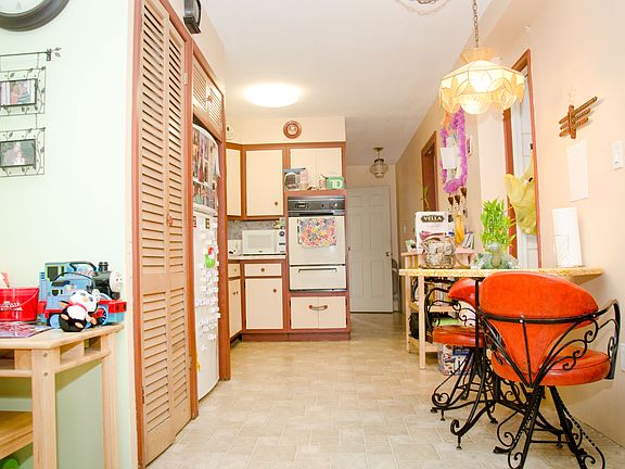 4th image of 2572 Cropsey Ave