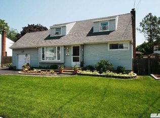 19 Beechwood Pl, Massapequa Park, NY 11762