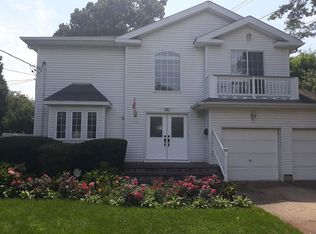 21 Willow Pl, Glen Head, NY 11545