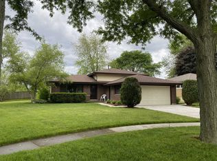 1857 W Spring Ridge Dr, Arlington Heights, IL 60004