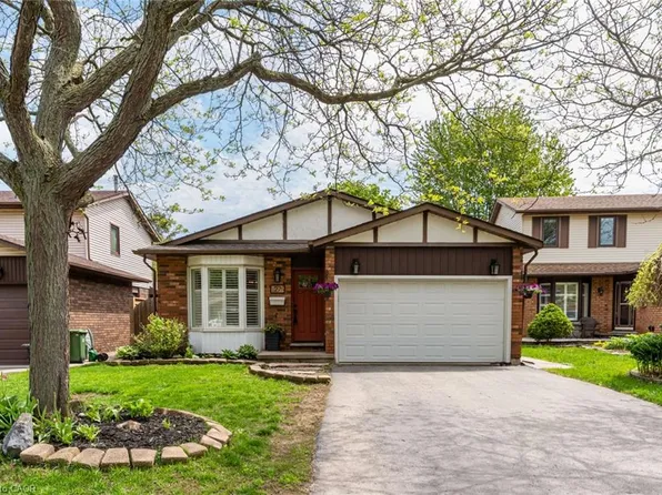 27 Bloomsbury Ct, Hamilton, ON L9G 4L5