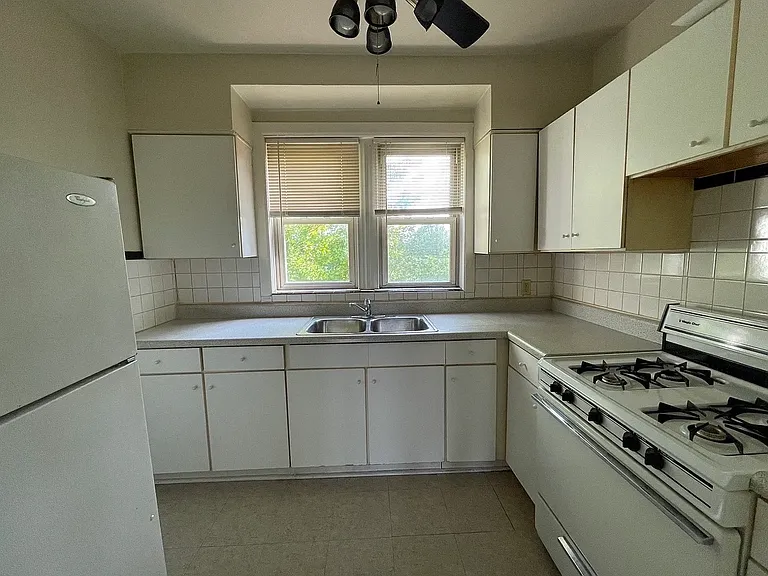 1228 Bellevue Ave #2W — Photo 6