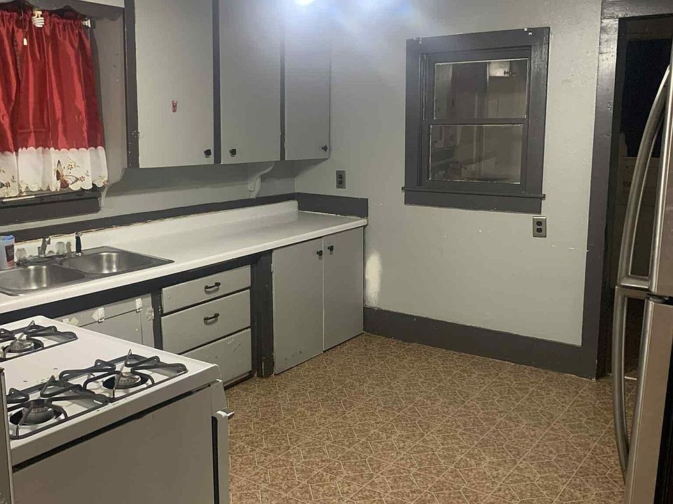 2nd image of 504 Hall St