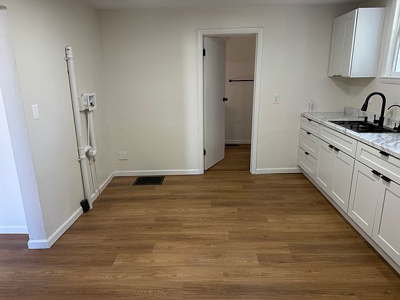 4th image of 208 W Church St #208