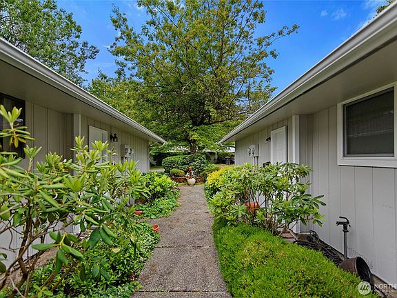 4th image of 1090 Ihland Place NE