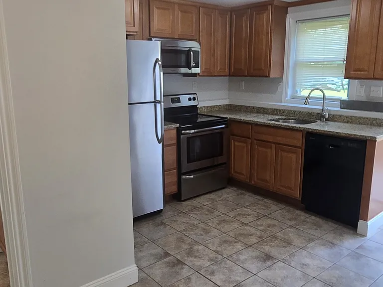 323 Commercial St — Photo 1