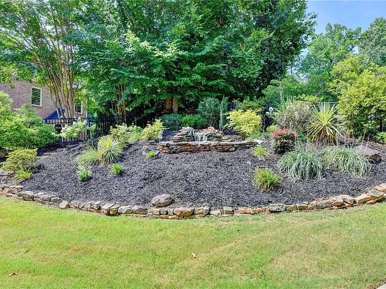 8910 Pinehurst Cv — Photo 100