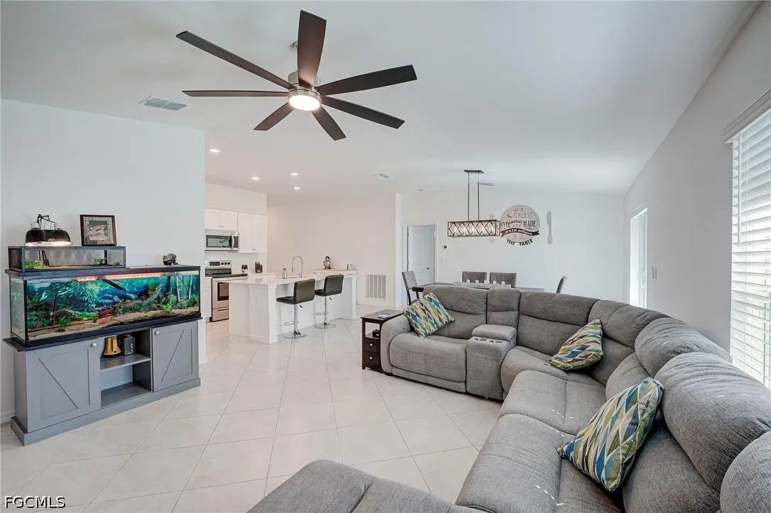 3 bed, 2.0 bath, 1556 sqft, $2,150 — Photo 3