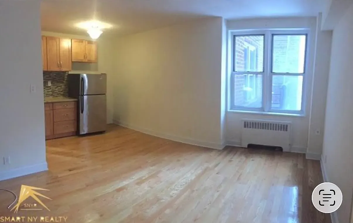 215 East 7th Street — Photo 4