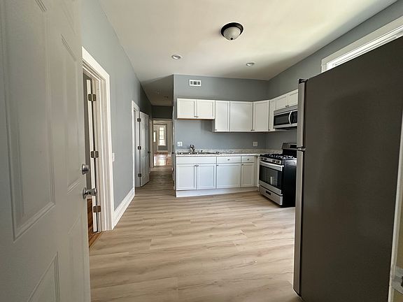 3rd image of 817 N Oakley Blvd APT 3