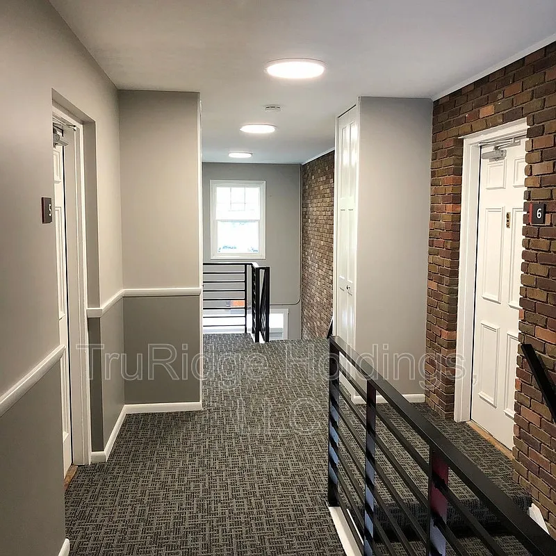 2 bed, 1.0 bath, 800 sqft, $1,295 — Photo 2