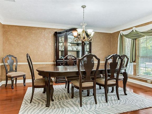 4th image of 2205 Strathmore Dr