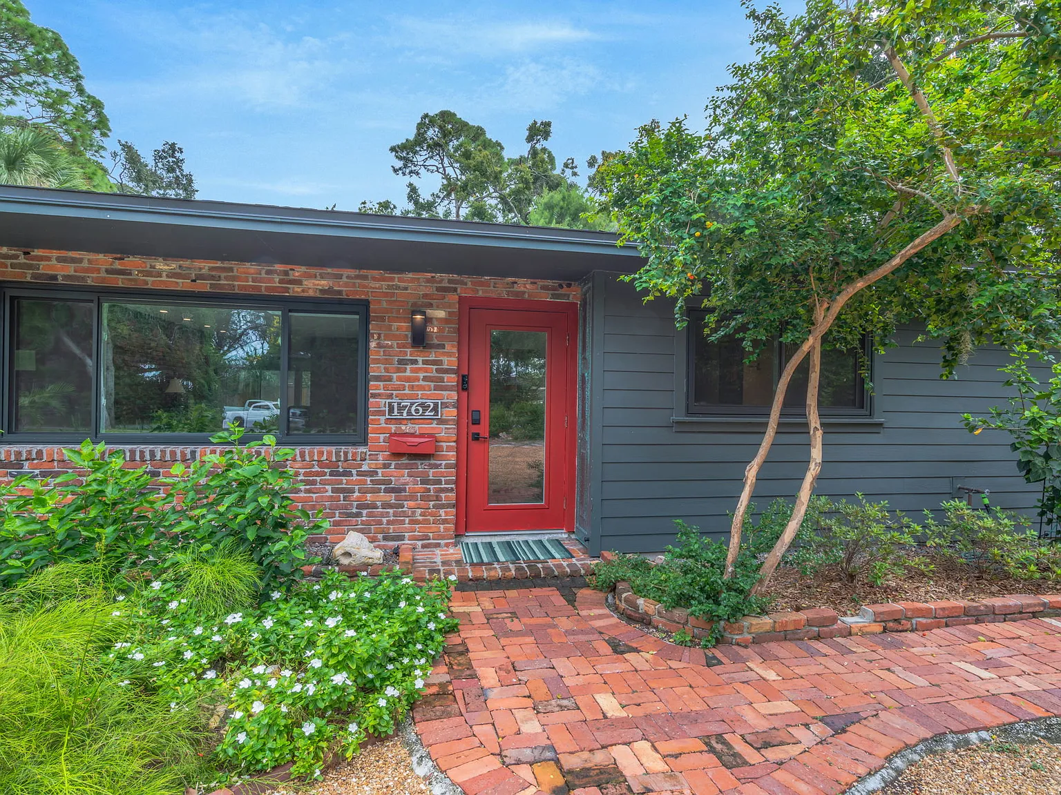 3 bed, 2.5 bath, 2400 sqft, $3,600 — Photo 3
