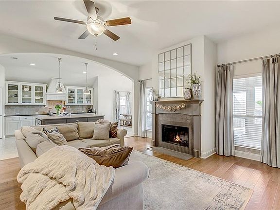 5th image of 300 Stratford Dr