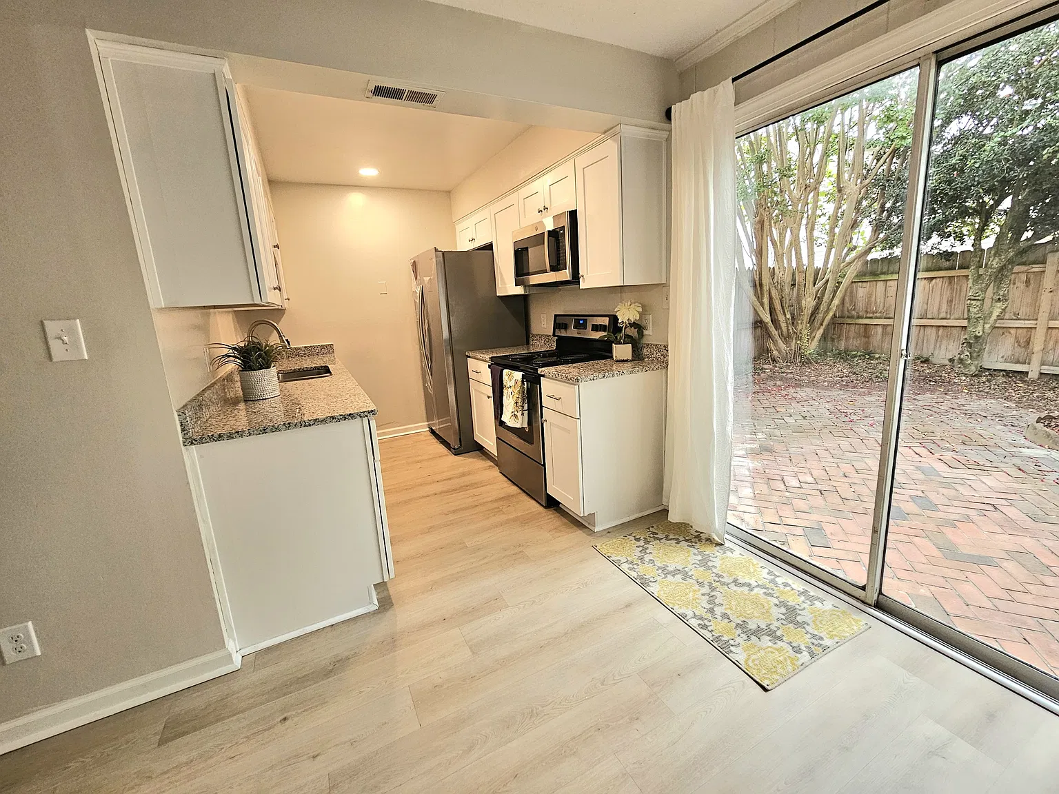 3 bed, 1.5 bath, 1500 sqft, $1,949 — Photo 4