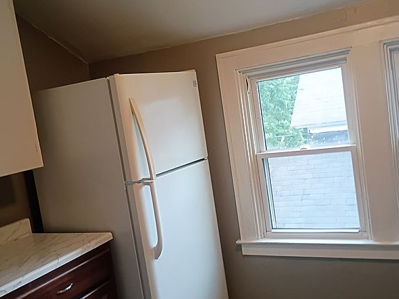 3rd image of 912 Hall St SE