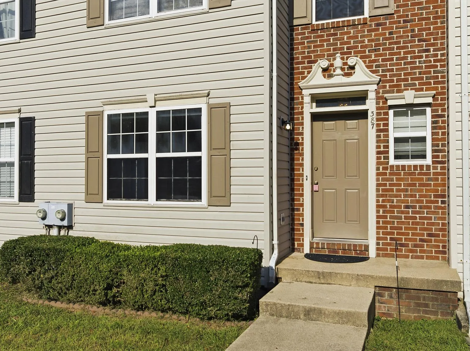3 bed, 3.5 bath, 2114 sqft, $2,500 — Photo 2