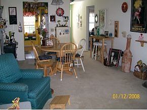 L/R to foyer