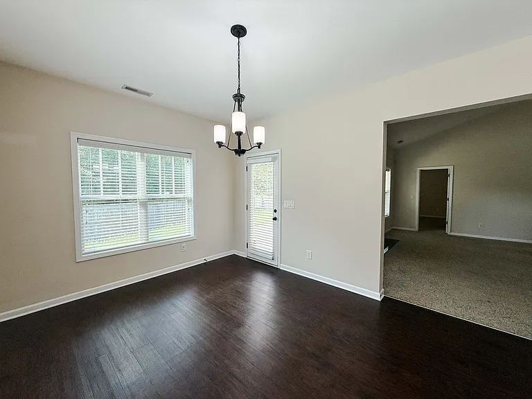 728 Roanoke Dr — Photo 7