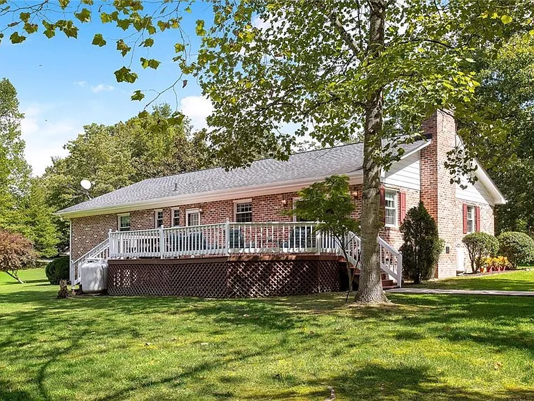 814 Duck Pond Rd — Photo 18