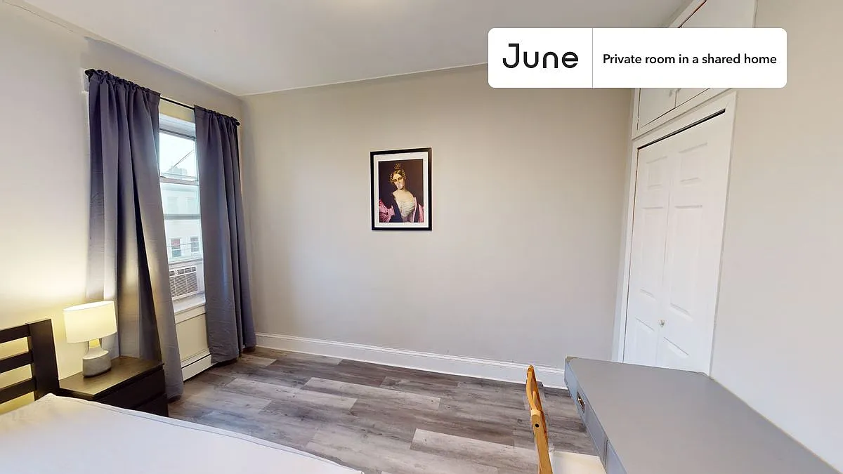 Queen bedroom in 3 bed/1 bath home in Ridgewood #772 B — Photo 2