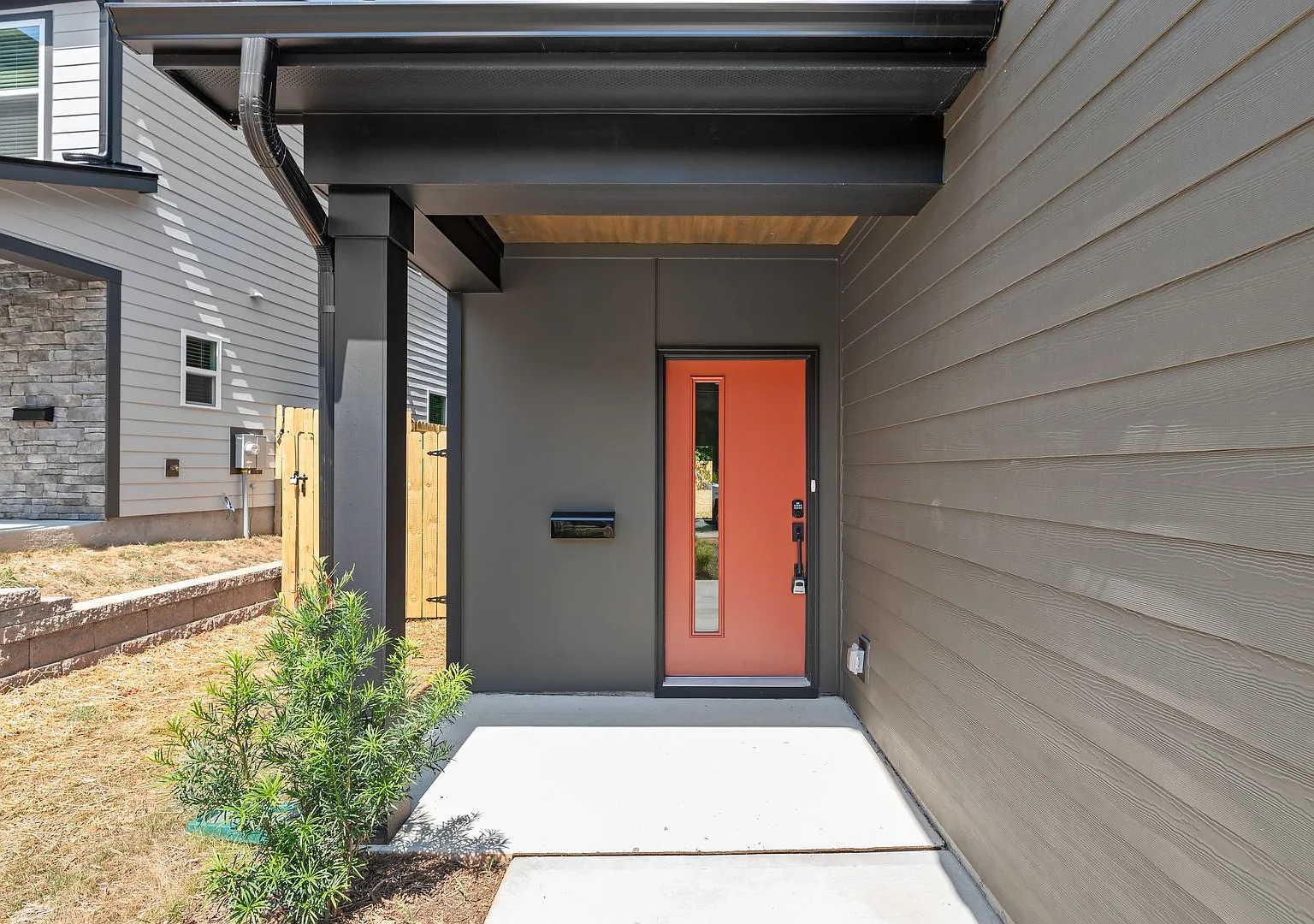 Move-in Ready Modern Townhome!! — Photo 2