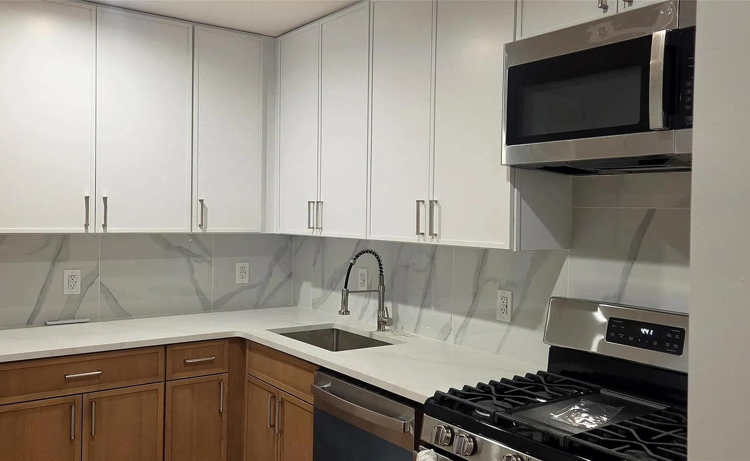 3 bed, 2.0 bath, 2100 sqft, $3,850 — Photo 4