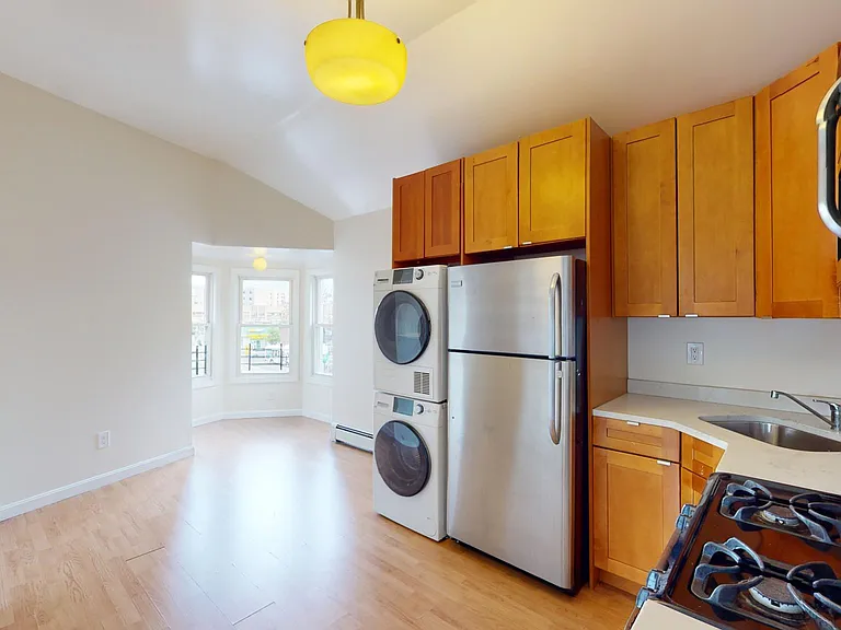 687 Montgomery St #2 — Photo 2