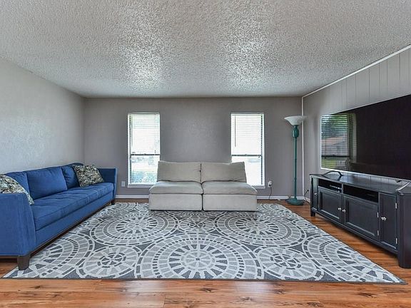 5th image of 619 Meadowglen Dr