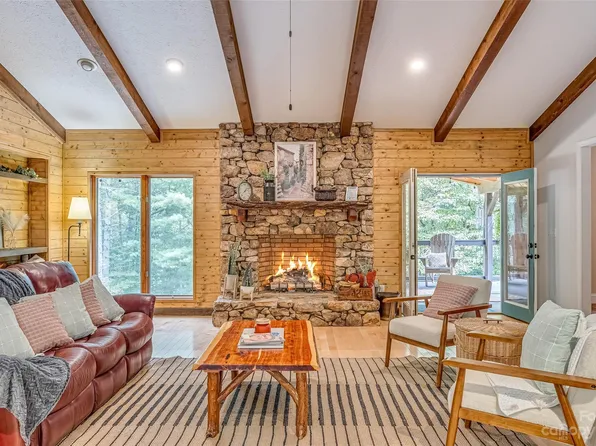 39 S Fair Oaks Dr, Hendersonville, NC 28791