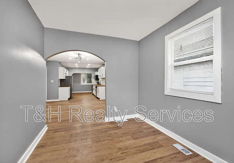 1927 N Dearborn St — Photo 5