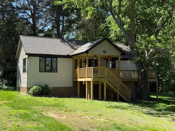 1201 S Lakeshore Dr, Louisa, VA 23093