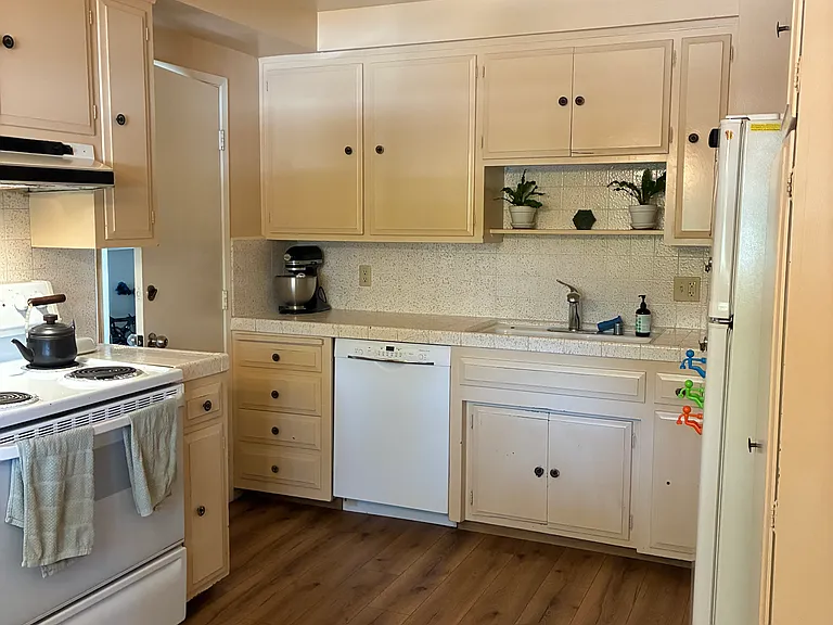 1636 Holly Ln — Photo 3