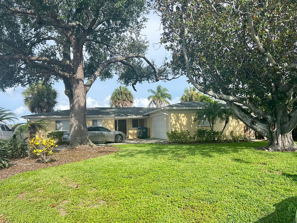 3942 W Eden Roc Cir