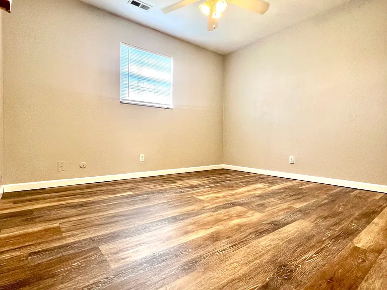 1107 Express Dr #4 — Photo 10