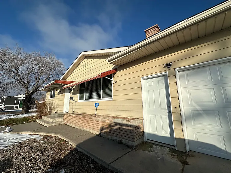 906 E Elm St — Photo 28