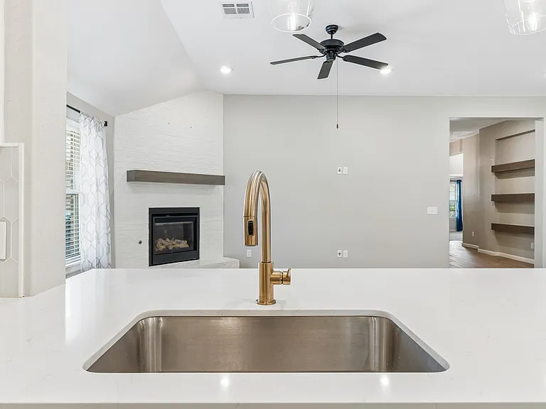 6509 NW 150th Ter — Photo 12