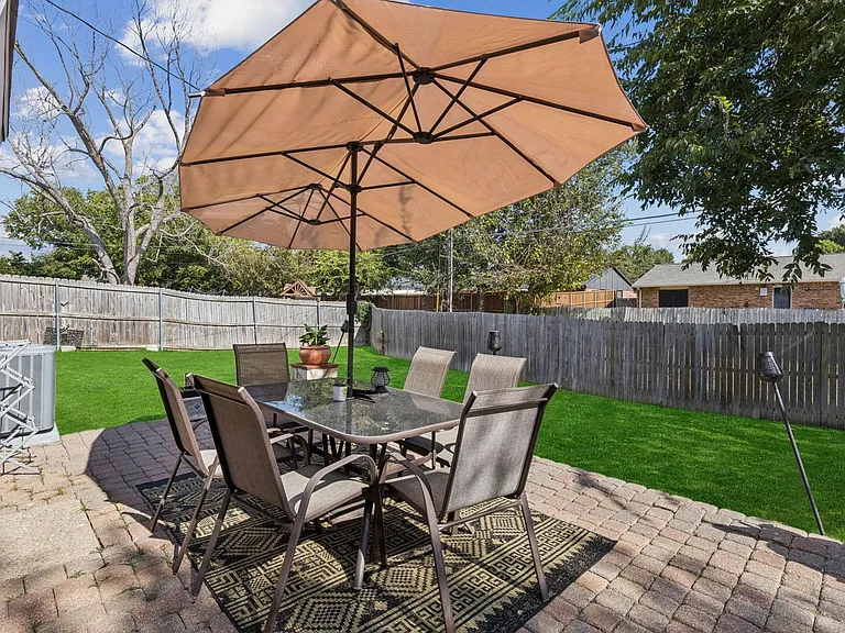 153 W Way Dr — Photo 2