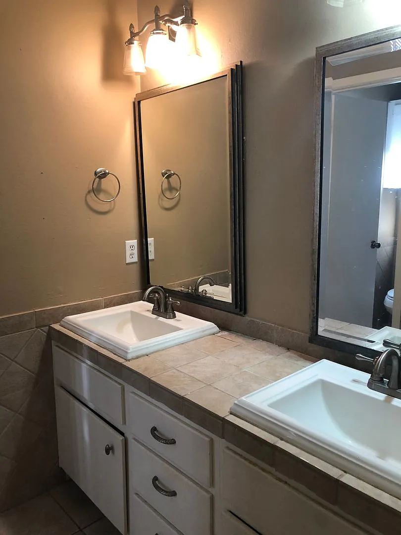 3/1.5 House with HUGE backyard available in February! — Photo 4