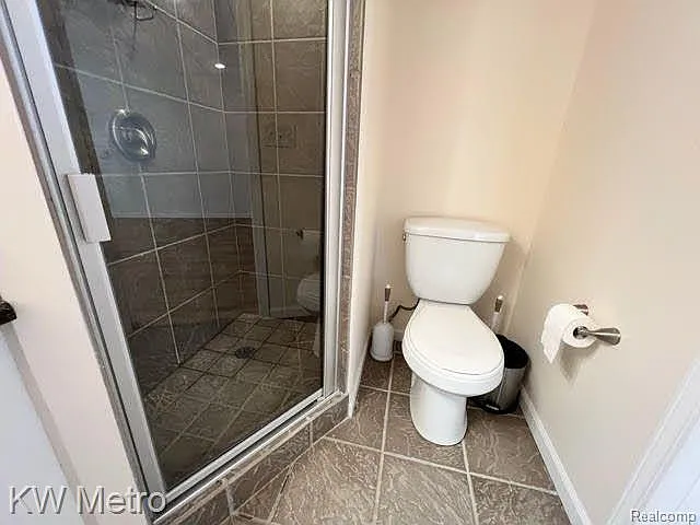 823 E 5th St — Photo 8