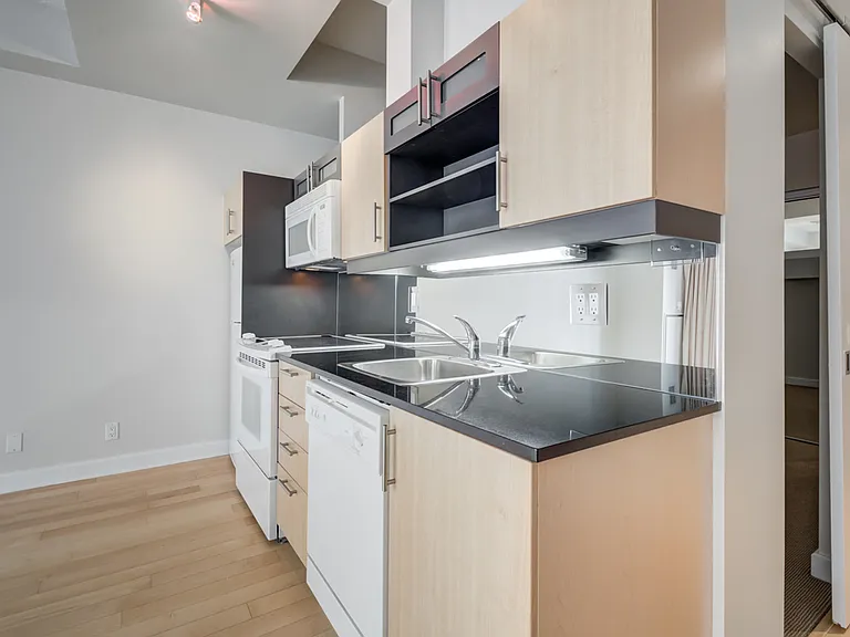 350 Wellington St W #214 — Photo 11