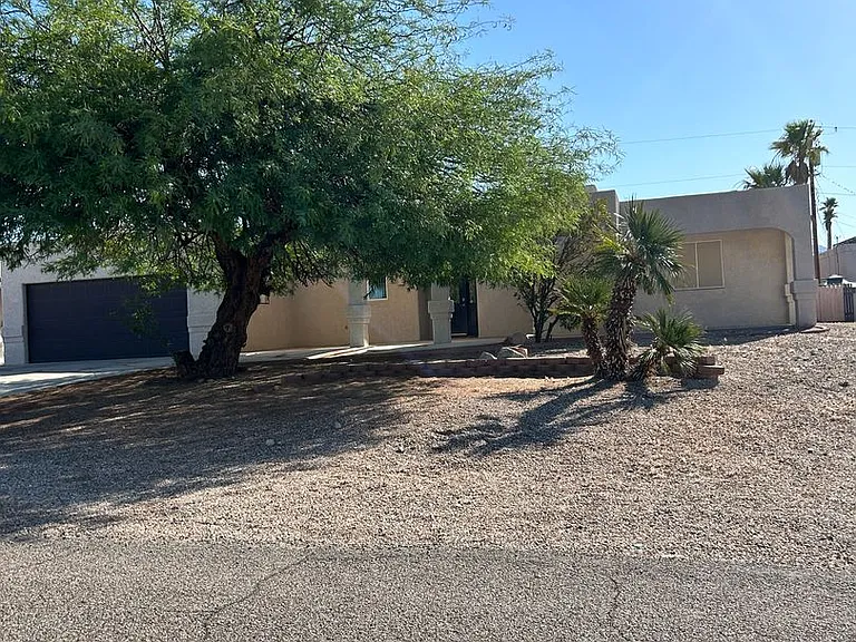 2401 Cosnina Dr — Photo 2