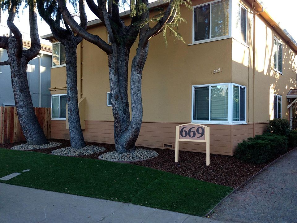 Well-maintained 4-unit building on a quiet tree-lined street near downtown Mountain View